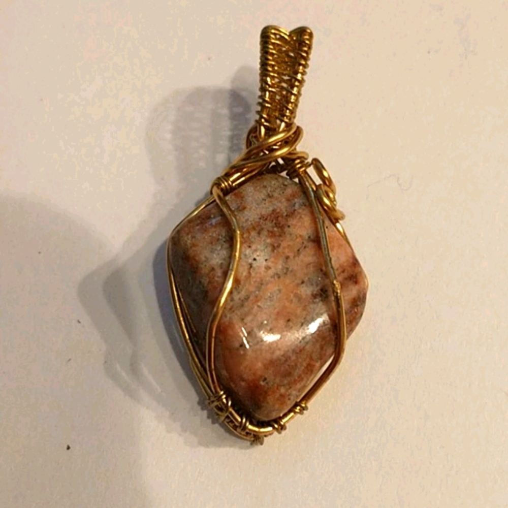 🇨🇦Wire wrapped Feldspar pendant